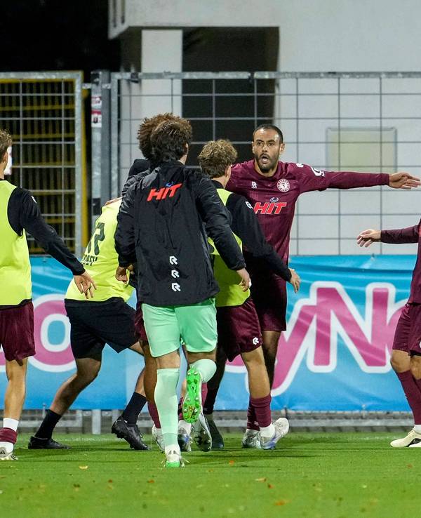 Die Spieler von Fortuna Köln jubeln mit Hamadi Al Ghaddioui über dessen späten Ausgleichstreffer.