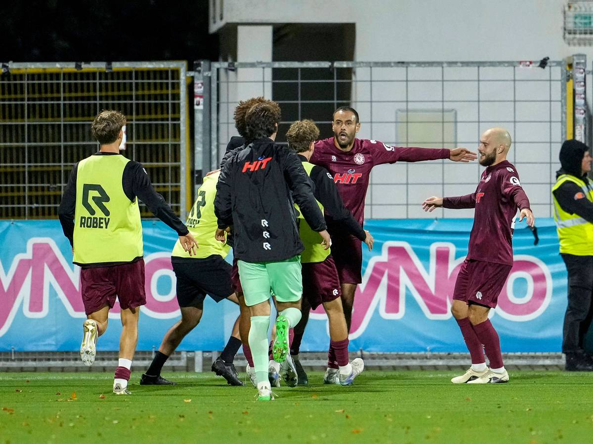 Die Spieler von Fortuna Köln jubeln mit Hamadi Al Ghaddioui über dessen späten Ausgleichstreffer.
