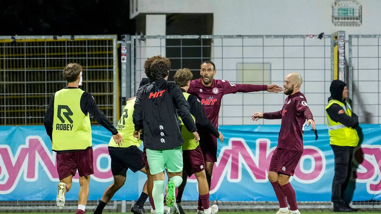 Die Spieler von Fortuna Köln jubeln mit Hamadi Al Ghaddioui über dessen späten Ausgleichstreffer.