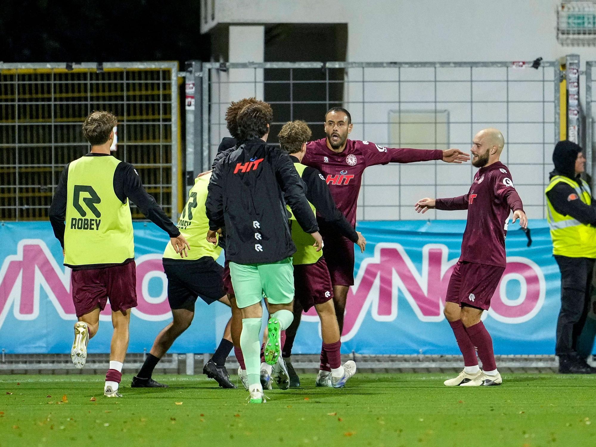 Die Spieler von Fortuna Köln jubeln mit Hamadi Al Ghaddioui über dessen späten Ausgleichstreffer.