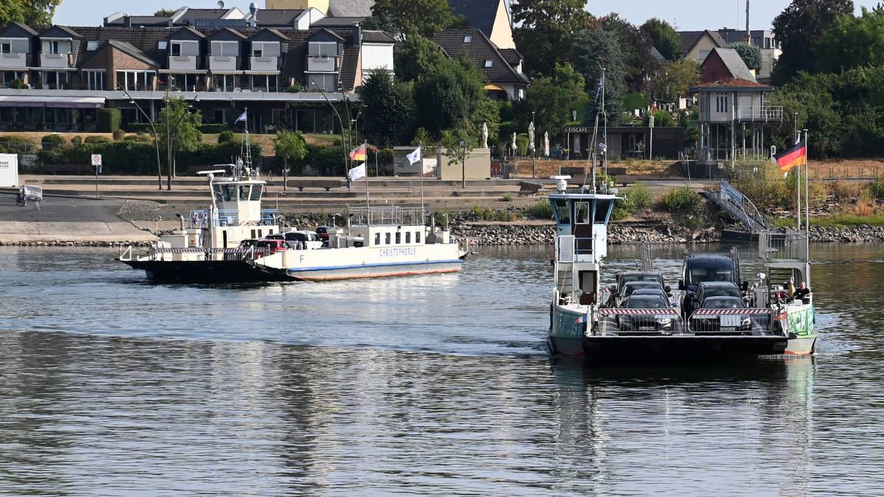 Zwei Fähren begegnen sich auf dem Rhein.