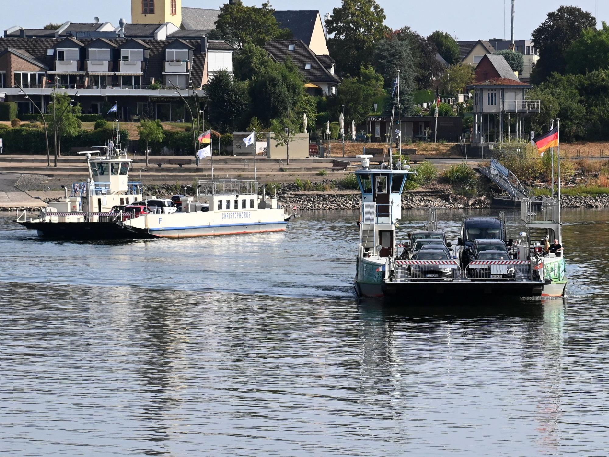 Zwei Fähren begegnen sich auf dem Rhein.