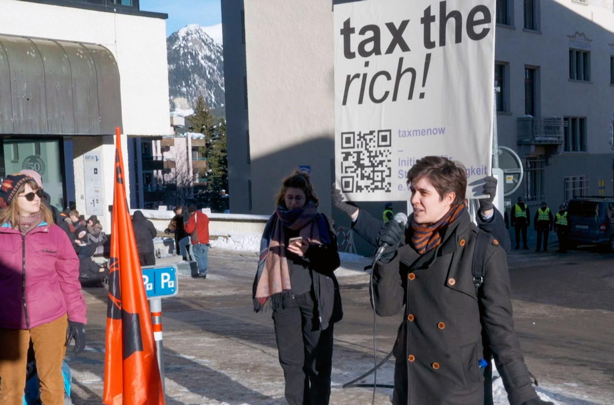 Die österreichische Aktivistin Marlene Engelhorn (rechts) beim Weltwirtschaftsforum 2024 in Davos: Sie ist selbst sehr reich, fordert aber, dass große Vermögen stärker besteuert werden. (Bild: Little Big Story)