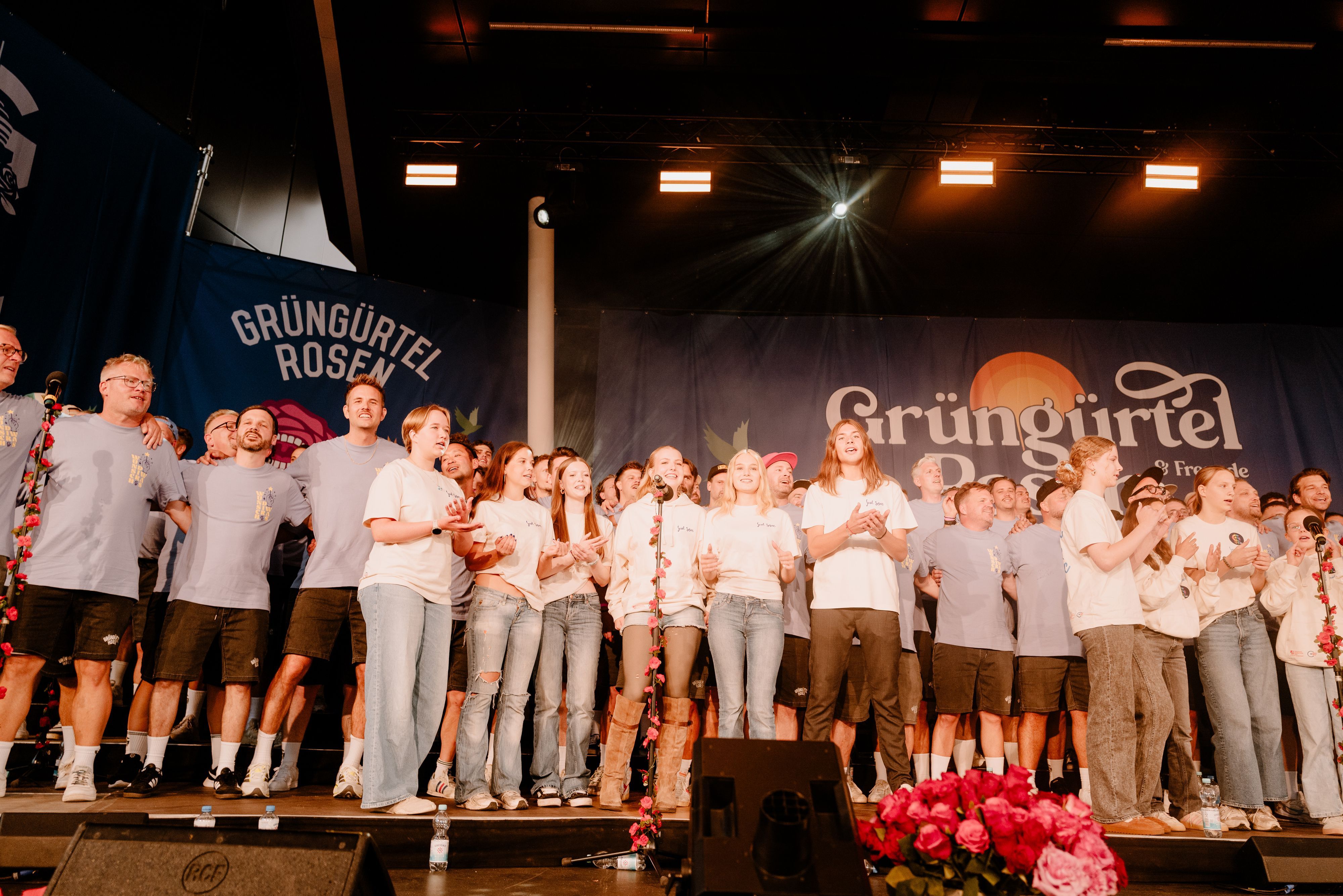 Kinder und die Grüngürtelrosen singen zusammen.