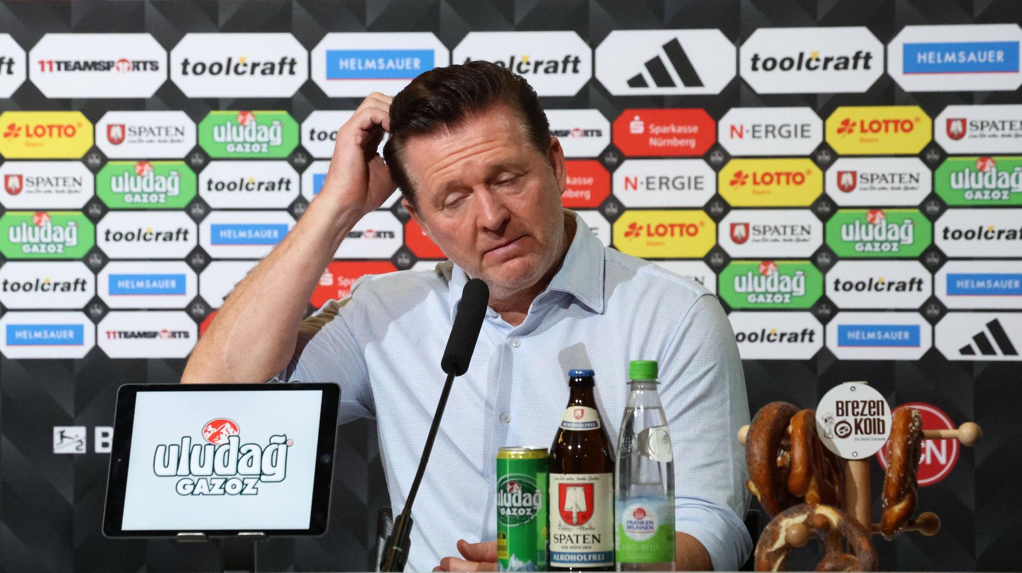 Ratlos bei Hannover 96 auf der Pressekonferenz: Christian Titz.