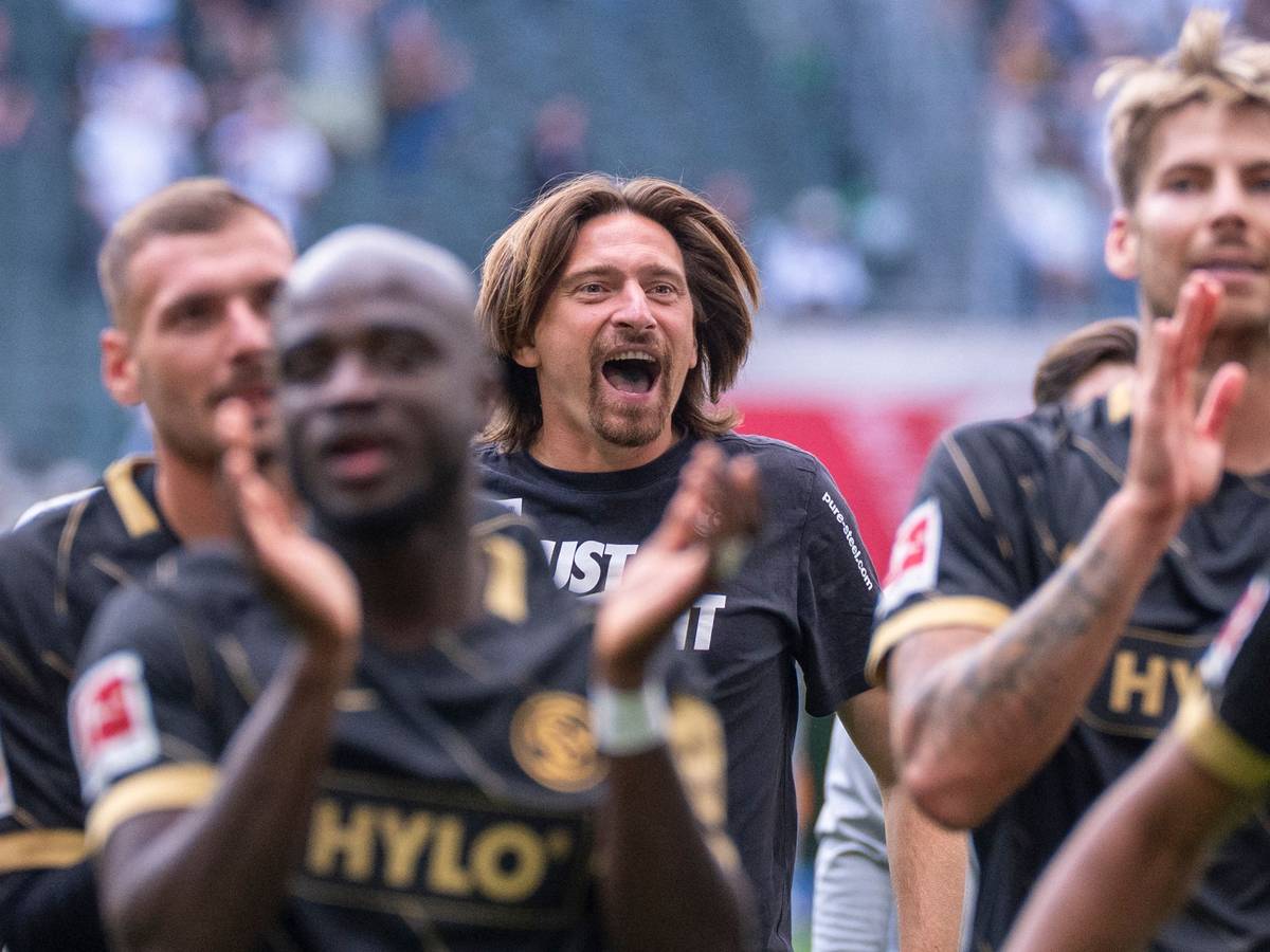 Trainer Vincent Wagner (M, SV 07 Elversberg) jubelt nach dem Schlusspfiff mit seinen Spielern über den Sieg in Gladbach.