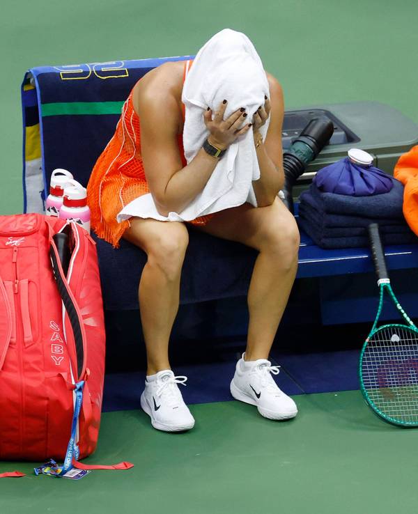 Beim Finale der US Open hält sich Aryna Sabalenka das Handtuch vors Gesicht.