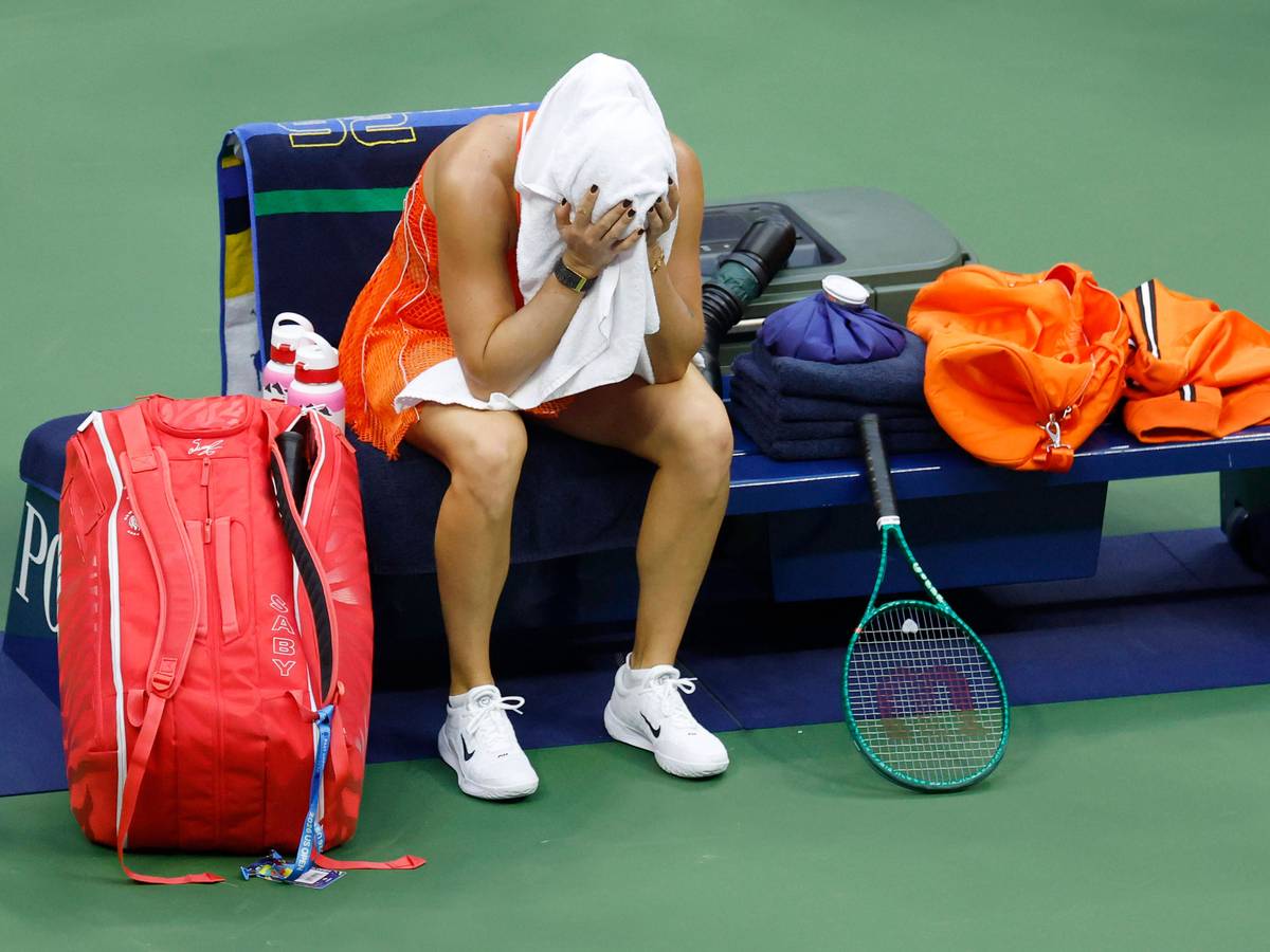Beim Finale der US Open hält sich Aryna Sabalenka das Handtuch vors Gesicht.
