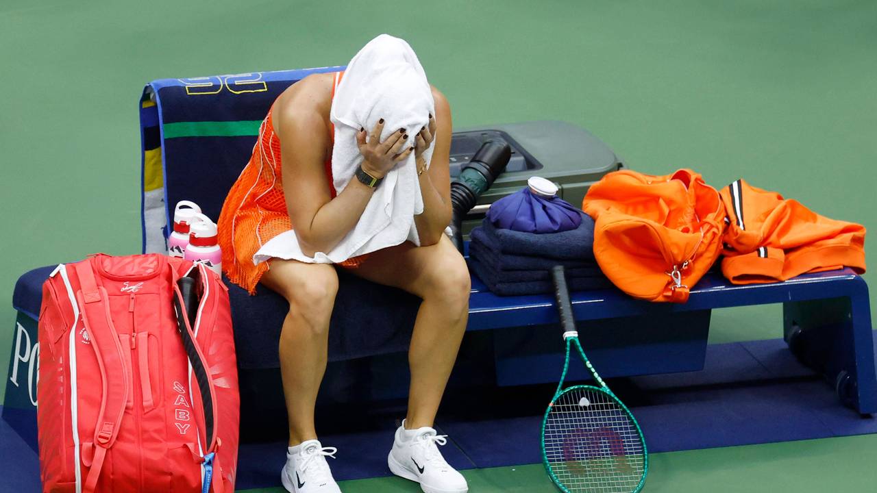 Beim Finale der US Open hält sich Aryna Sabalenka das Handtuch vors Gesicht.