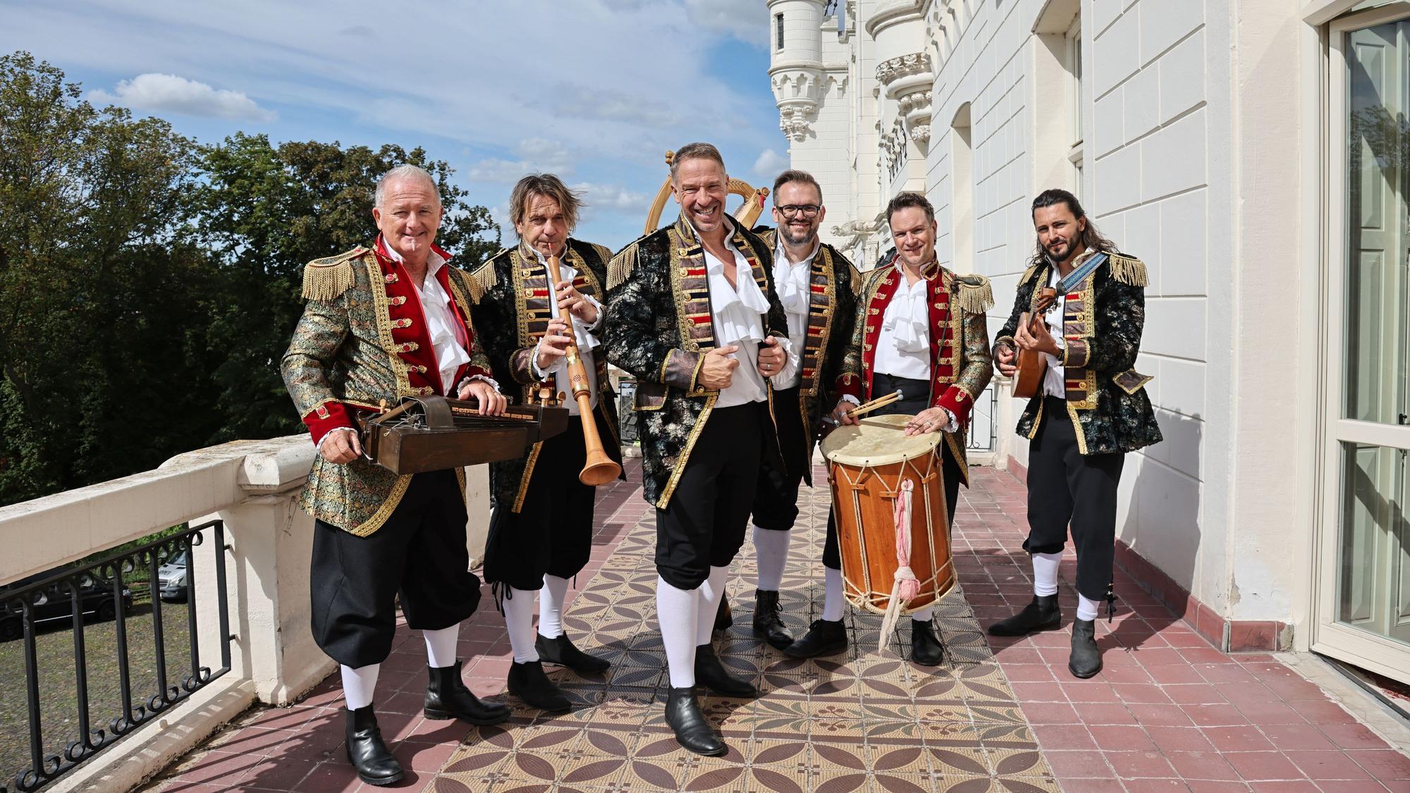 Die Höhner in historischen Outfits beim Videodreh.