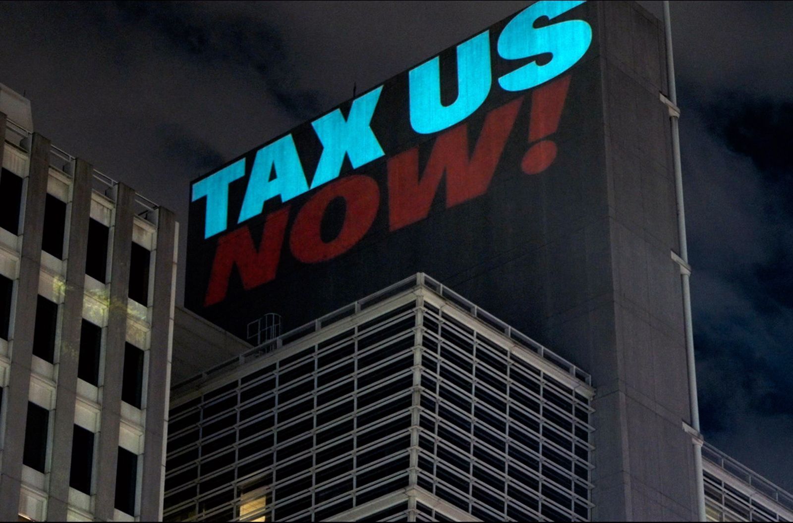 Mittlerweile gibt es eine Bewegung von Reichen und Superreichen, die zum Schutz der Gesellschaft selbst gegen die Steuerungerechtigkeit vorgehen: „Tax us now!“ lautet der Slogan einer Gruppe von Millionären und Milliardären. (Bild: Little Big Story)