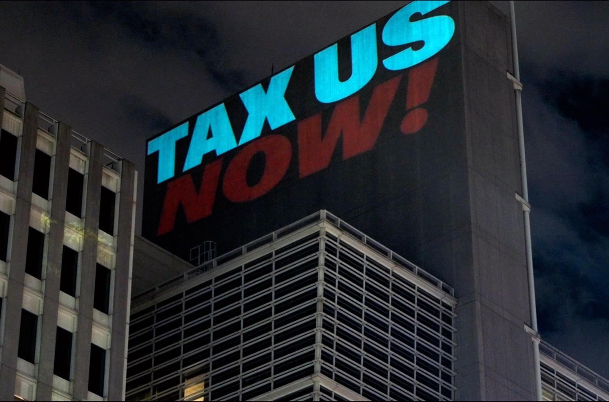 Mittlerweile gibt es eine Bewegung von Reichen und Superreichen, die zum Schutz der Gesellschaft selbst gegen die Steuerungerechtigkeit vorgehen: „Tax us now!“ lautet der Slogan einer Gruppe von Millionären und Milliardären. (Bild: Little Big Story)