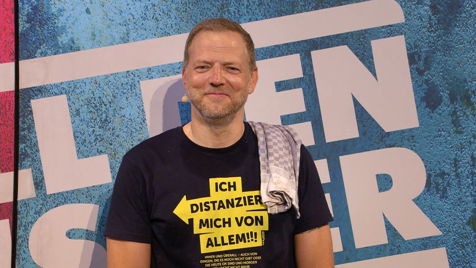 Furchtlos: Zum dritten tritt Comedian Mario Barth im Alleingang gegen Steffen Henssler an. Juror Alexander Herrmann zeigt Respekt: „Was muss der Mario Barth für Eier haben!“  (Bild: RTL)