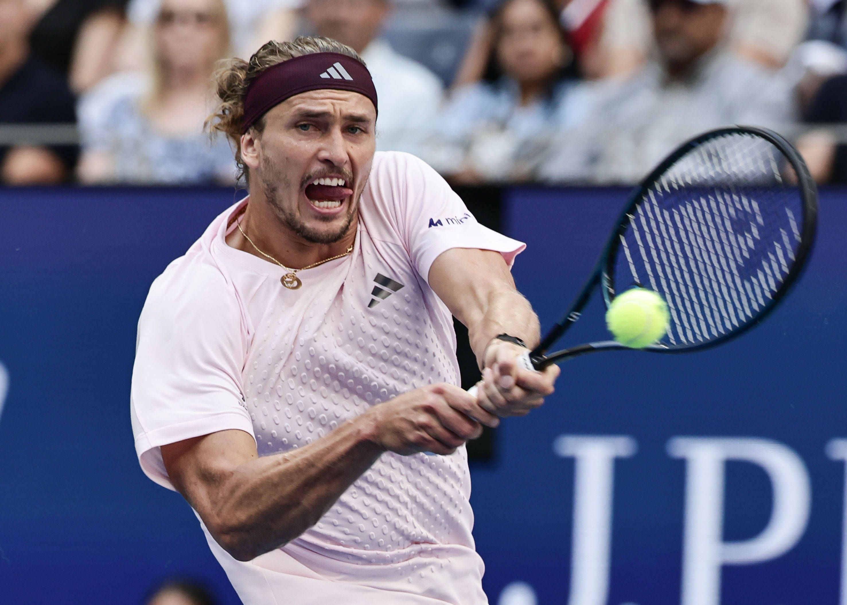 Alexander Zverev schlägt eine Rückhand.