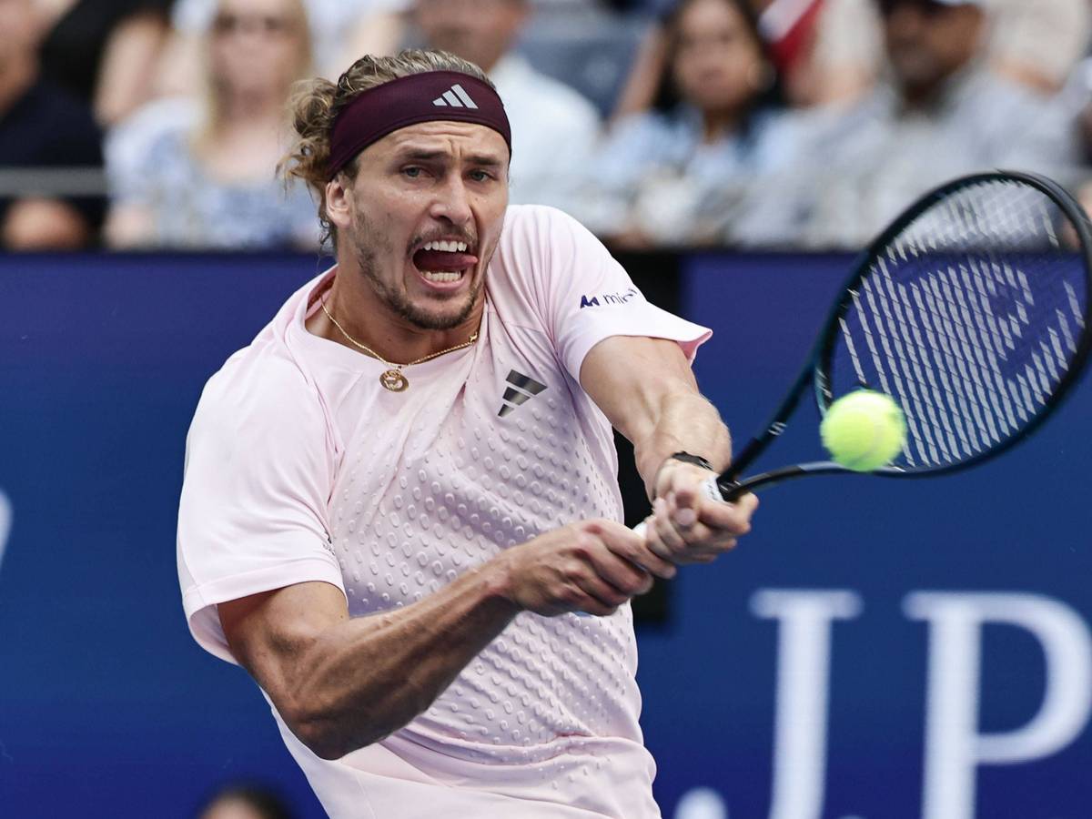 Alexander Zverev schlägt eine Rückhand.