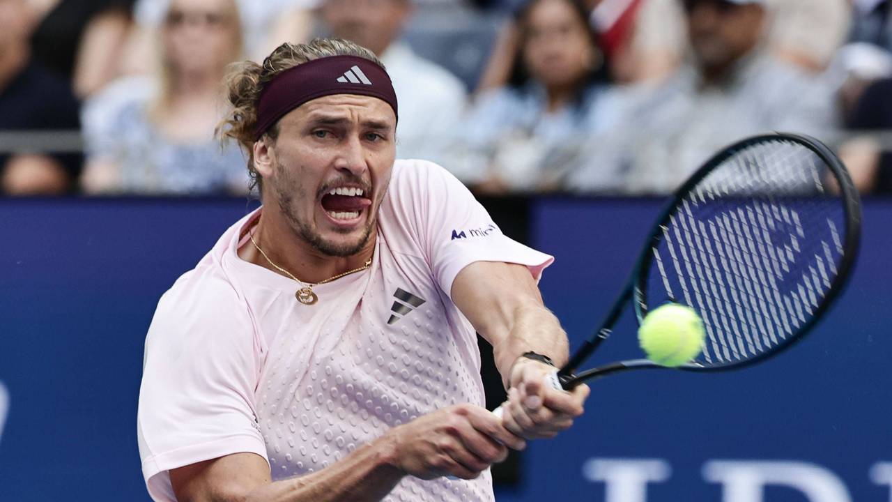 Alexander Zverev schlägt eine Rückhand.