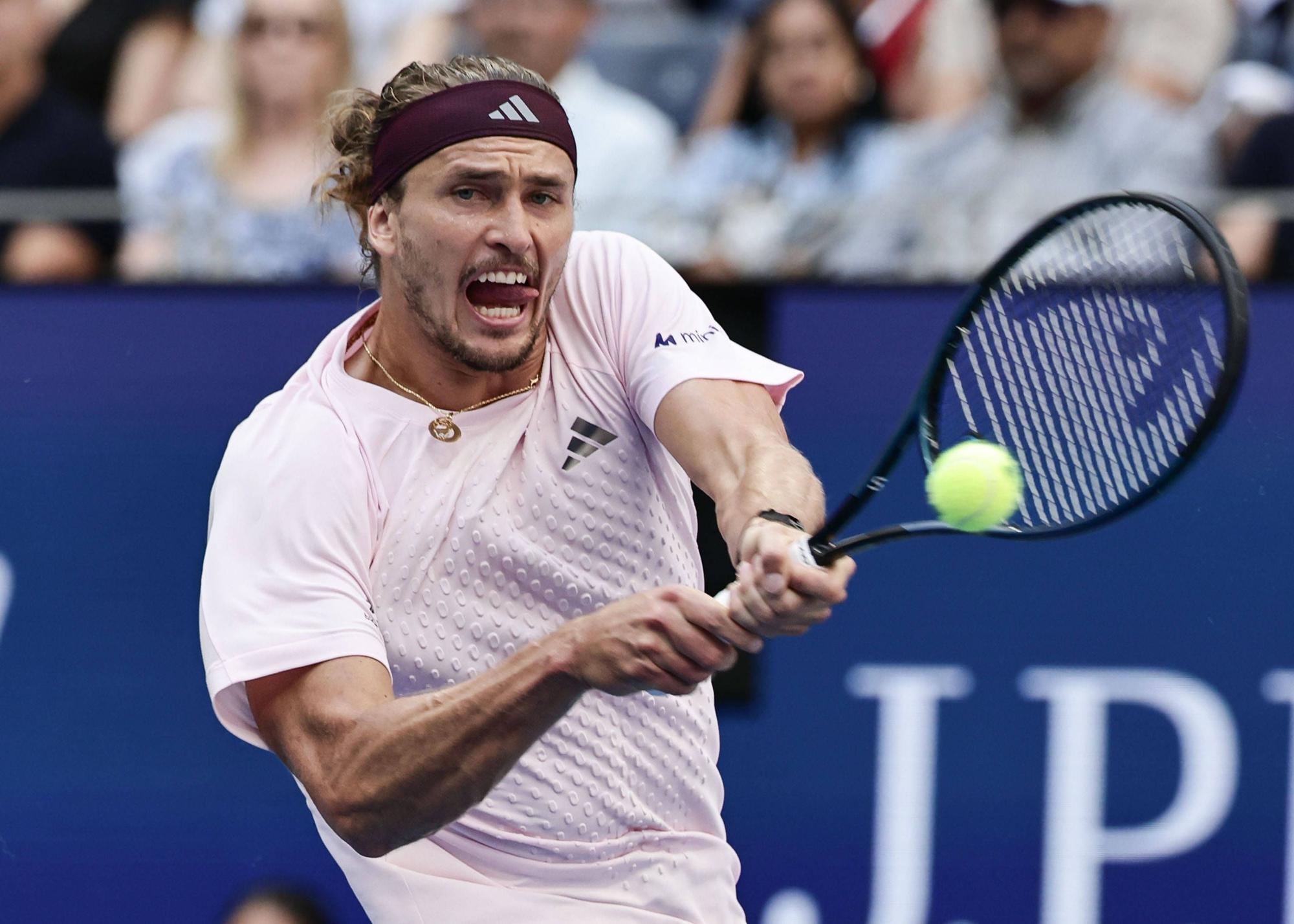 Alexander Zverev schlägt eine Rückhand.