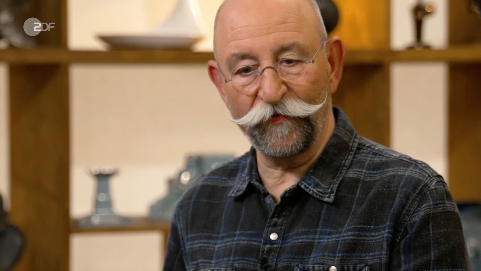 „Du siehst keinen Anfang, du siehst kein Ende“: In der Montagsausgabe der ZDF-Trödelshow „Bares für Rares“ wurde Horst Lichter beim Anblick eines besonderen Armbands fast zum Philosophen. (Bild: ZDF)