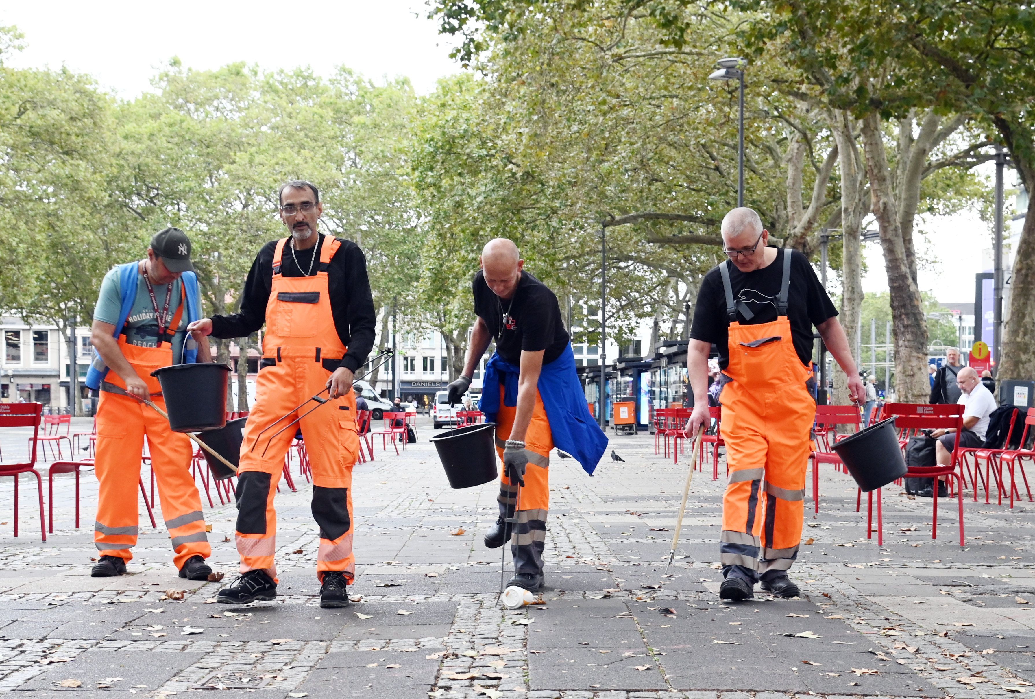 Güney, Mario, Bernito und Alex (v.l.) beim Einsatz auf dem Neumarkt. Das Projekt des Sozialdienst Katholischer Männer (SKM) wird finanziert vom Jobcenter Köln.