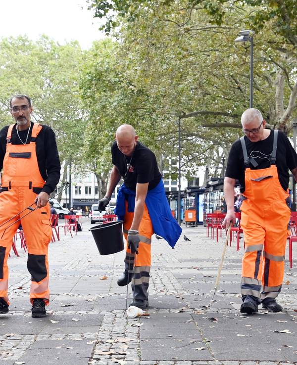 Güney, Mario, Bernito und Alex (v.l.) beim Einsatz auf dem Neumarkt. Das Projekt des Sozialdienst Katholischer Männer (SKM) wird finanziert vom Jobcenter Köln.
