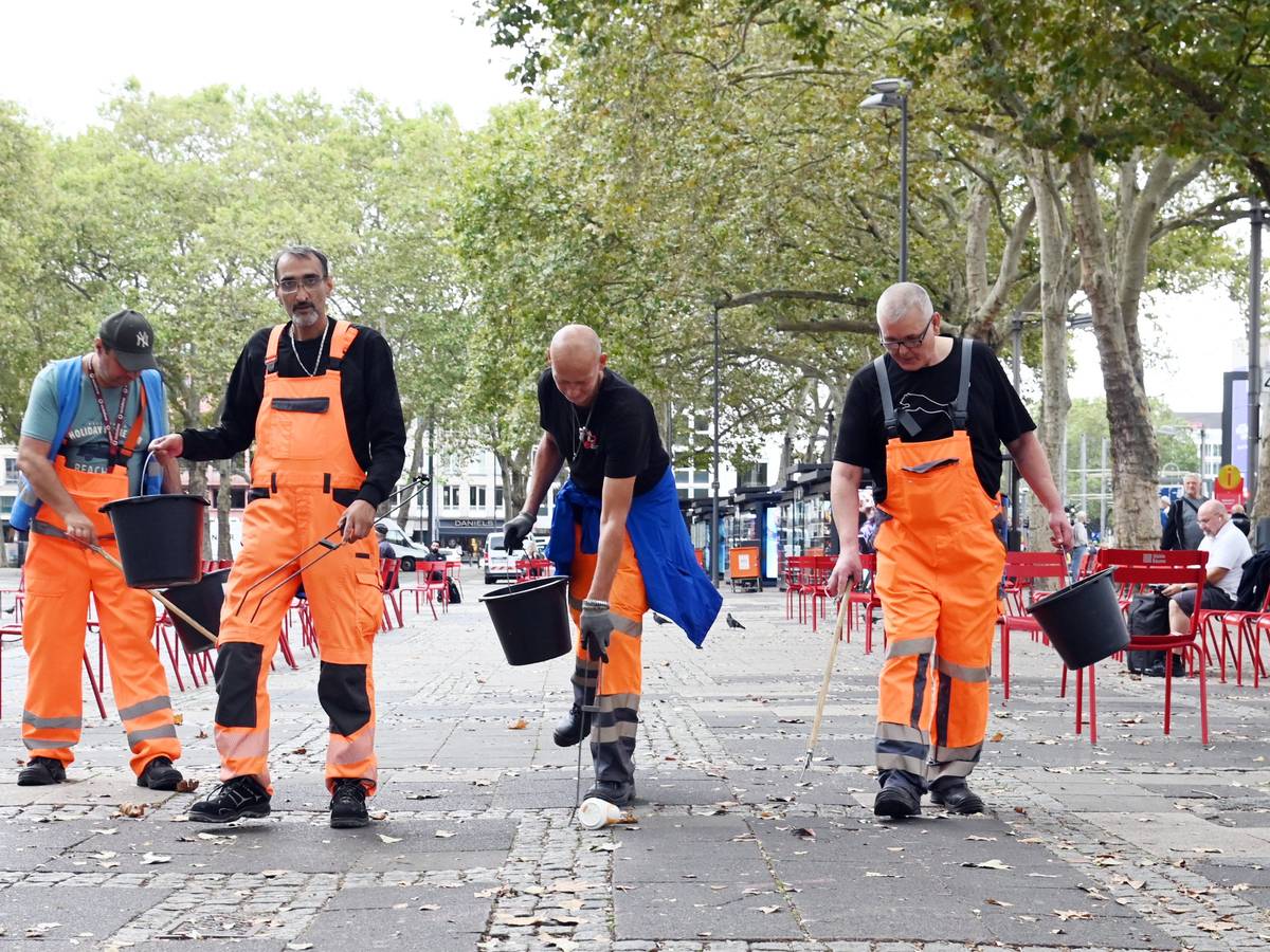 Güney, Mario, Bernito und Alex (v.l.) beim Einsatz auf dem Neumarkt. Das Projekt des Sozialdienst Katholischer Männer (SKM) wird finanziert vom Jobcenter Köln.