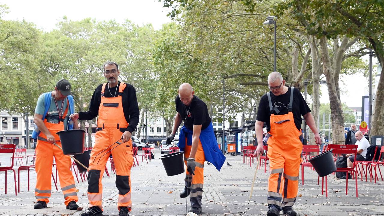 Güney, Mario, Bernito und Alex (v.l.) beim Einsatz auf dem Neumarkt. Das Projekt des Sozialdienst Katholischer Männer (SKM) wird finanziert vom Jobcenter Köln.
