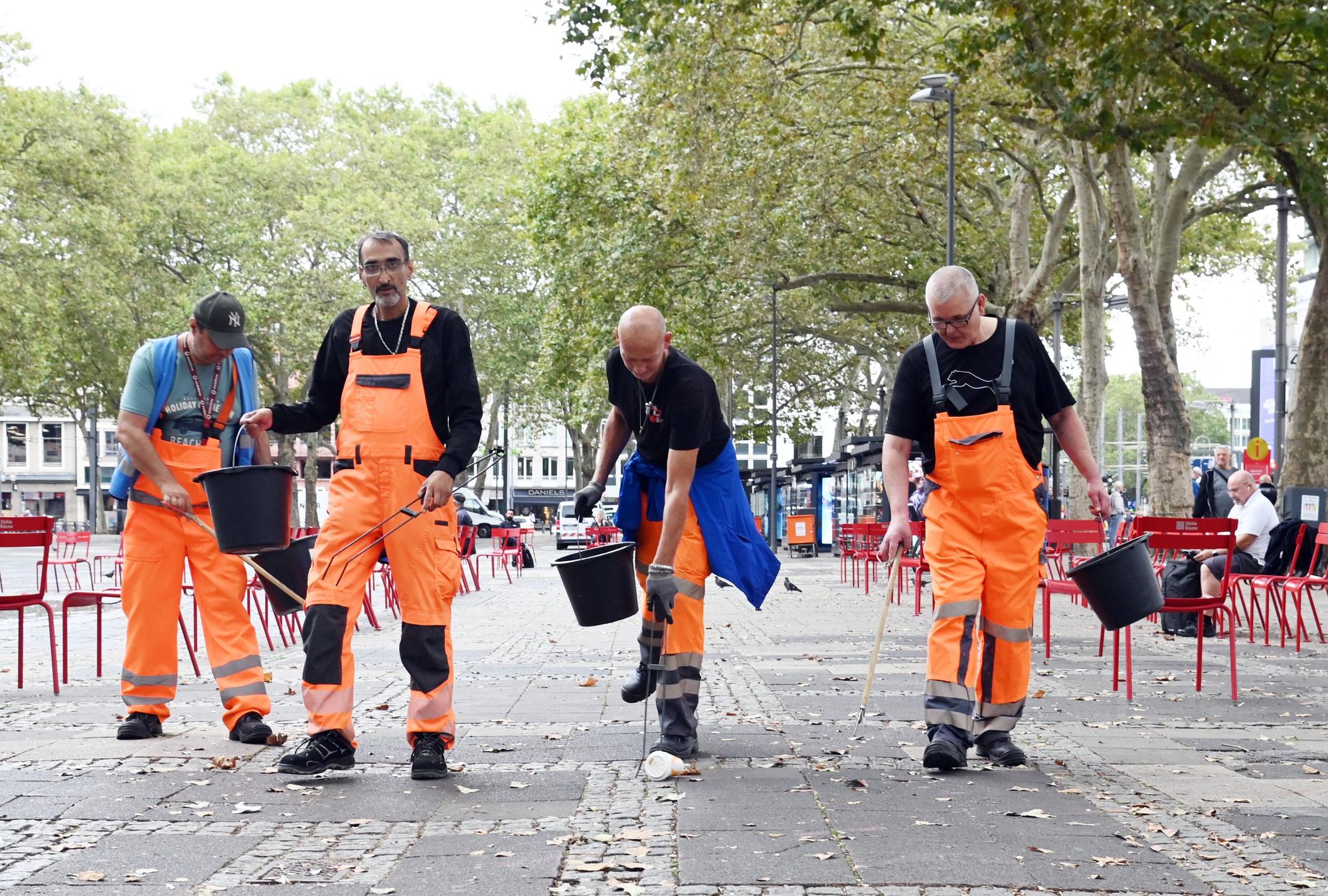 Güney, Mario, Bernito und Alex (v.l.) beim Einsatz auf dem Neumarkt. Das Projekt des Sozialdienst Katholischer Männer (SKM) wird finanziert vom Jobcenter Köln.