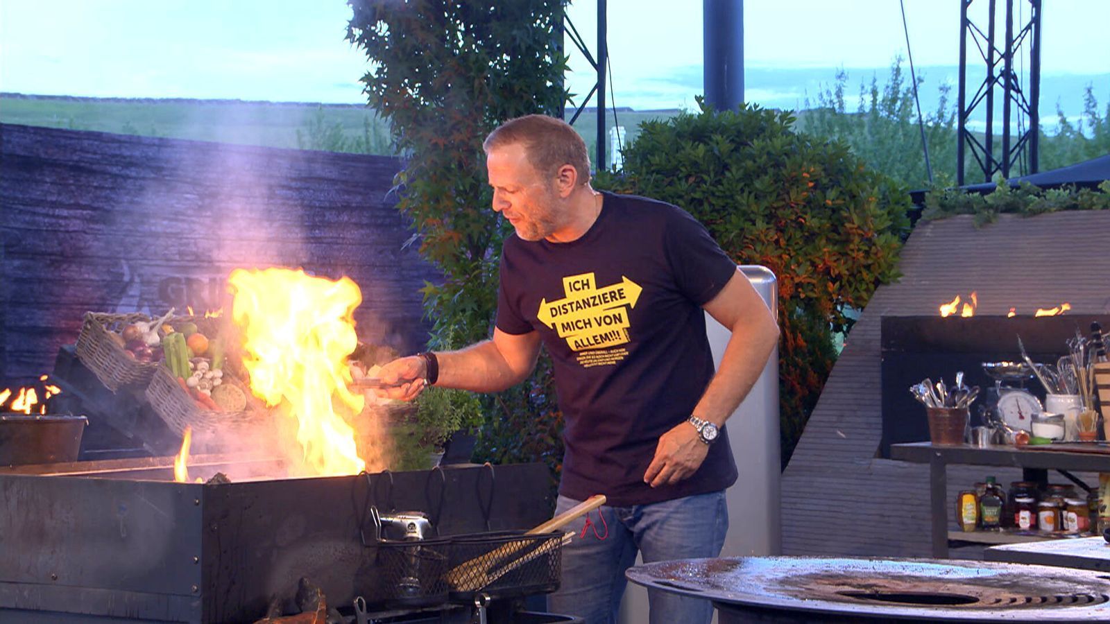 „Kämpfen, Mario!“, fordert das Publikum - und er tut's. In der Hauptspeise trotzt er Steffen Henssler ein 16:16 ab. (Bild: RTL)