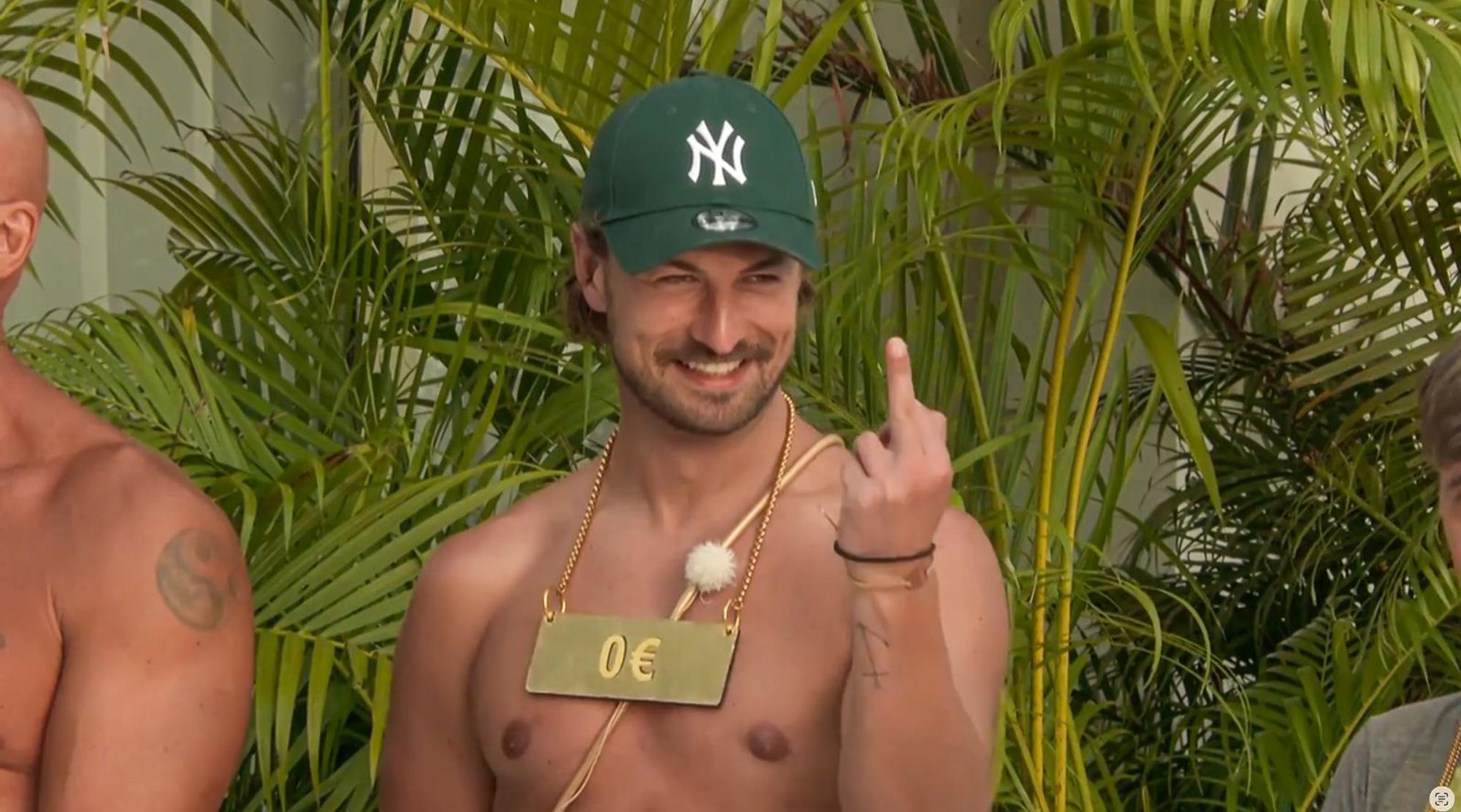 Nicolas ärgert sich über sein niedriges „Kopfgeld“. (Bild: Joyn)