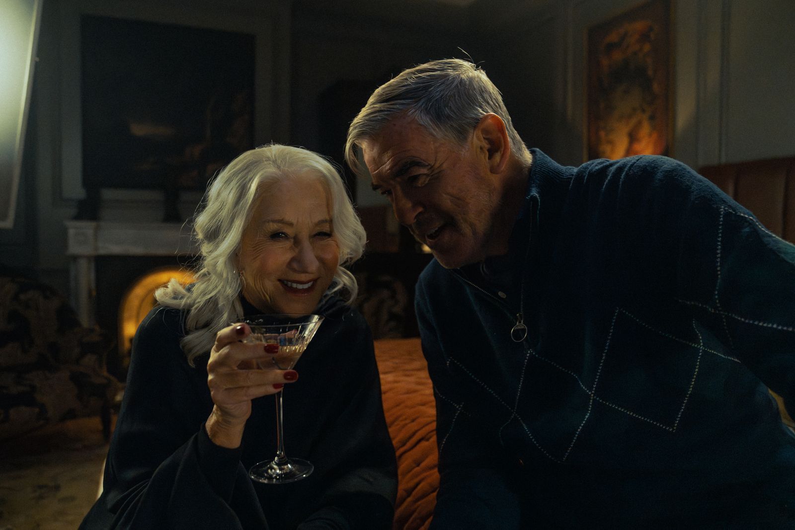 Maeve Harrigan (Helen Mirren, im Bild mit Pierce Brosnan) hat im Clan die Hosen an - nur merken es die Männer nicht. (Bild: Leonine/ 2026 Viacom International Inc. )