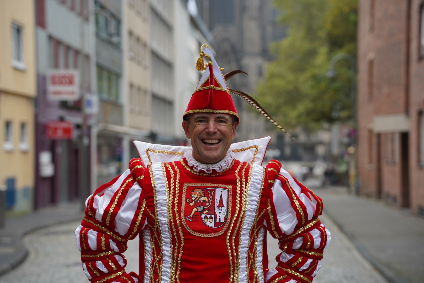 Jörg Löhr zeigt sein Prinzenkostüm für den Köln-Marathon.