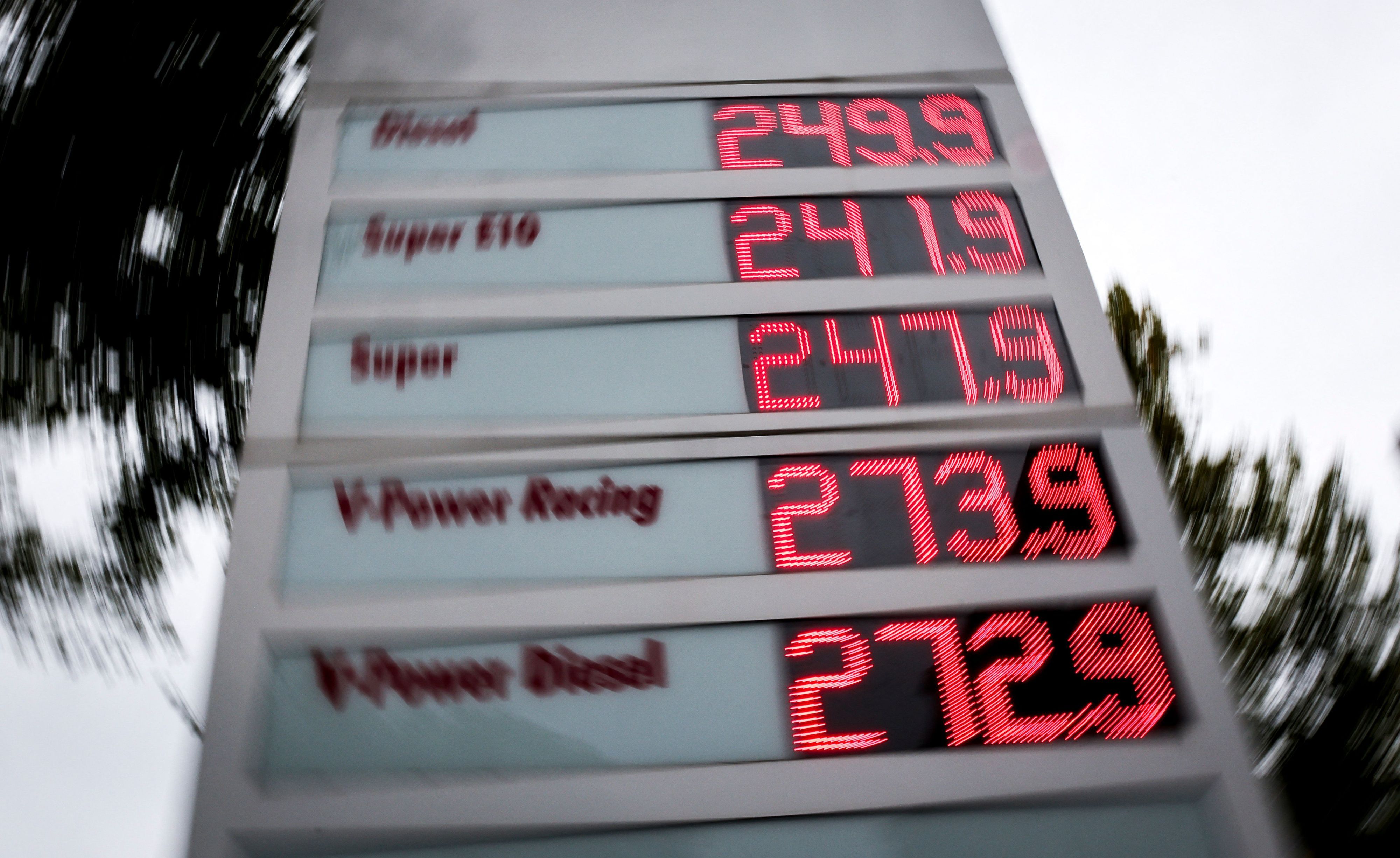 Kraftstoffpreise auf einer Anzeigetafel an einer Tankstelle in Hamburg.
