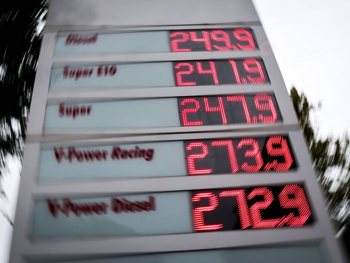 Kraftstoffpreise auf einer Anzeigetafel an einer Tankstelle in Hamburg.