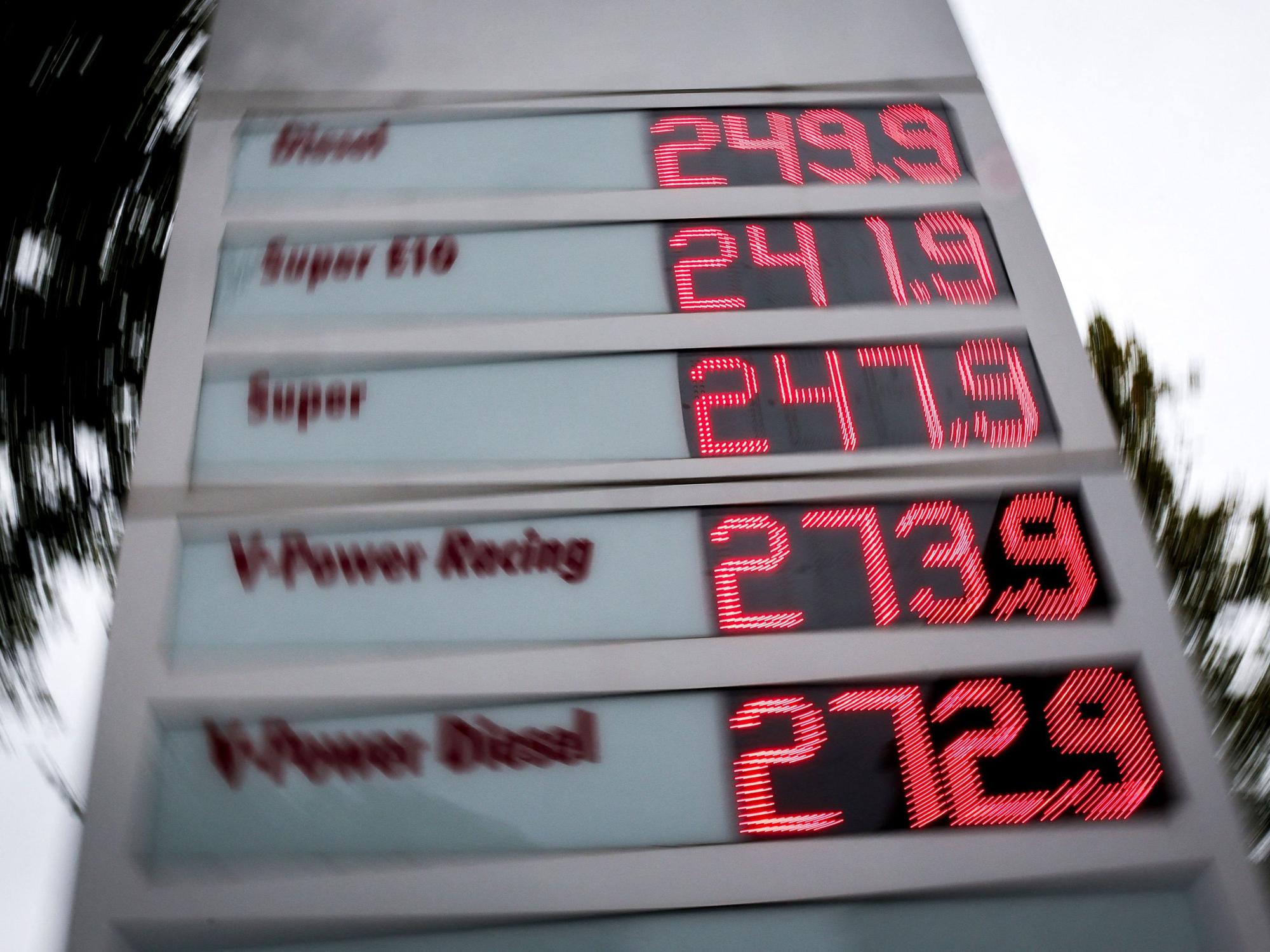 Kraftstoffpreise auf einer Anzeigetafel an einer Tankstelle in Hamburg.