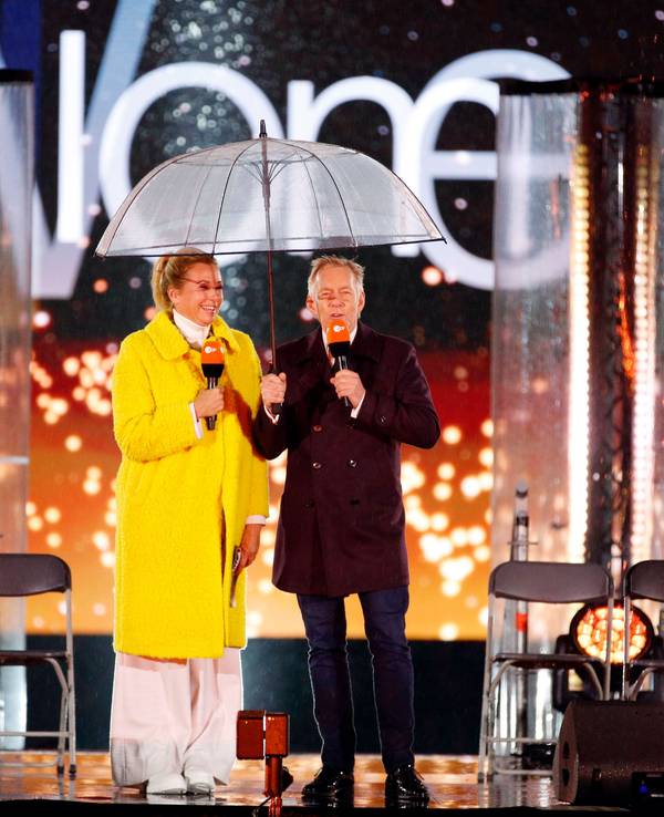 Andrea Kiewel und Johannes B. Kerner auf der Bühne der ZDF-Silvestershow.