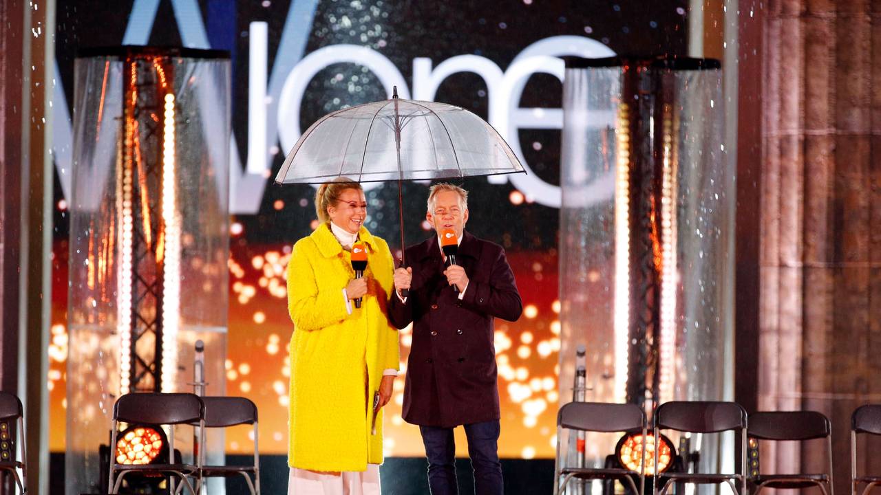 Andrea Kiewel und Johannes B. Kerner auf der Bühne der ZDF-Silvestershow.