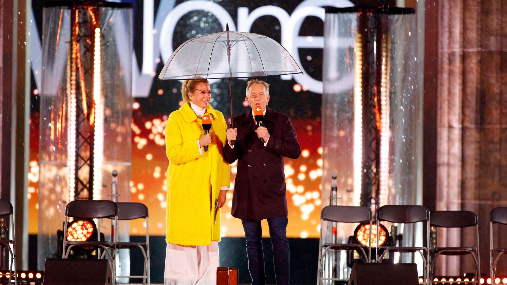 Andrea Kiewel und Johannes B. Kerner auf der Bühne der ZDF-Silvestershow.