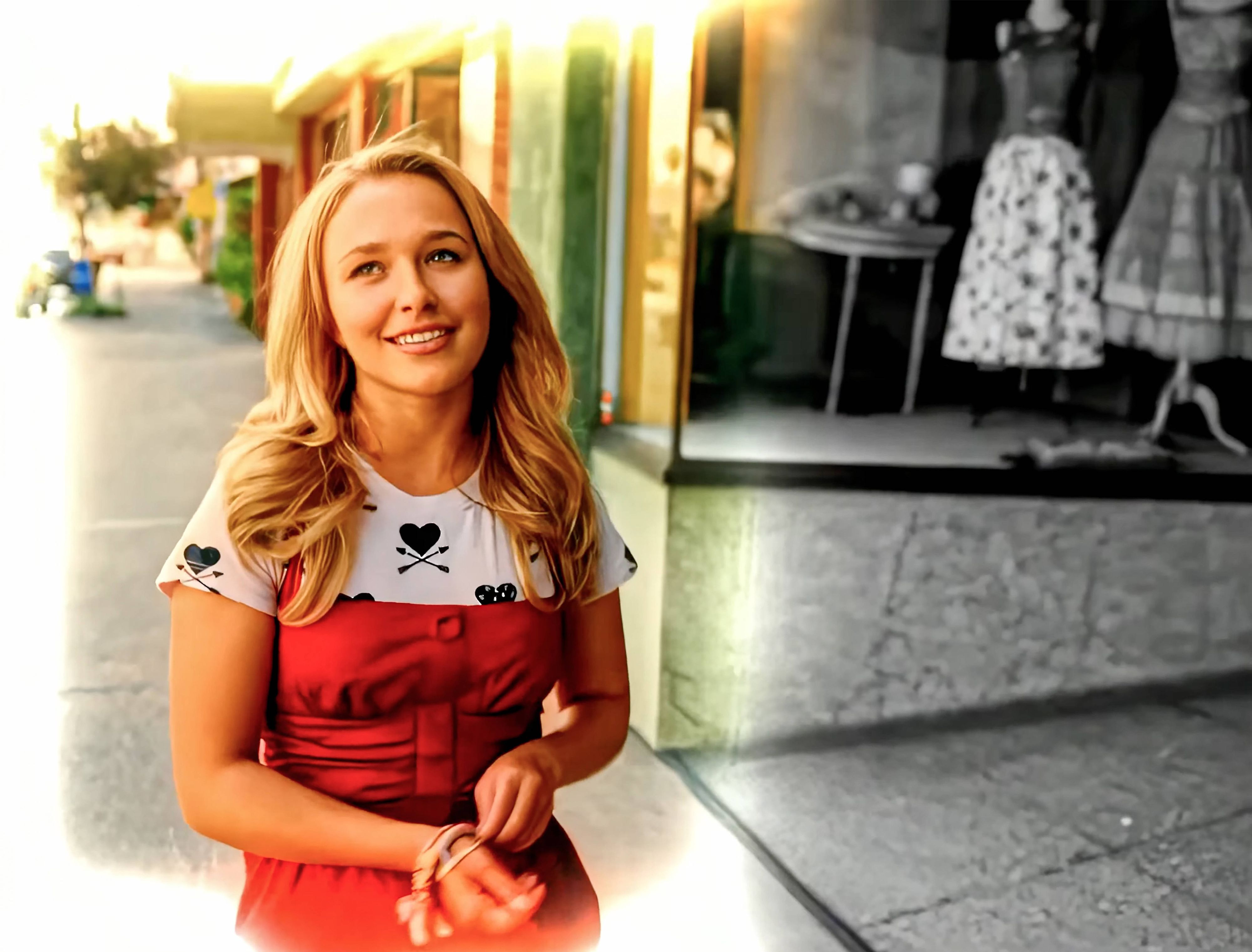 Lächelnde Hayden Panettiere im roten Kleid