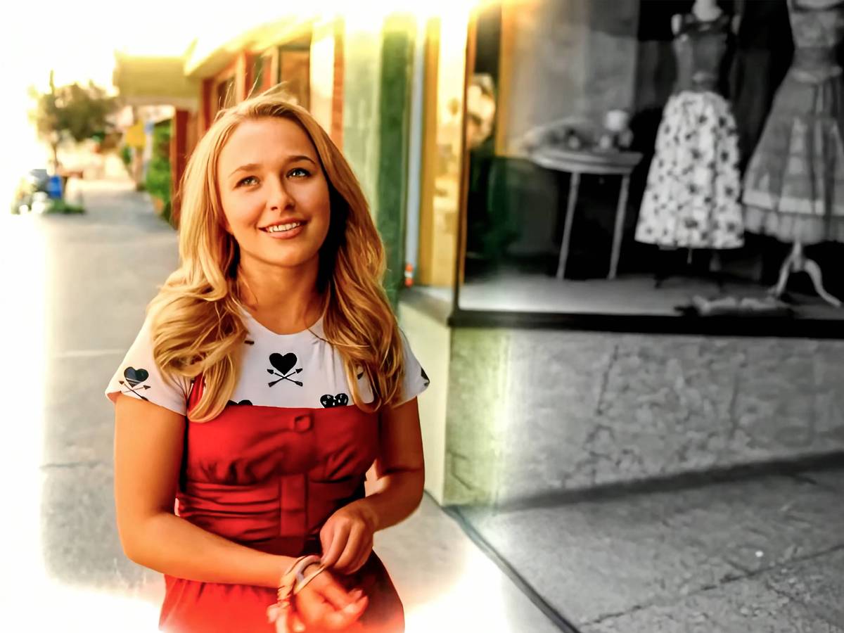Lächelnde Hayden Panettiere im roten Kleid
