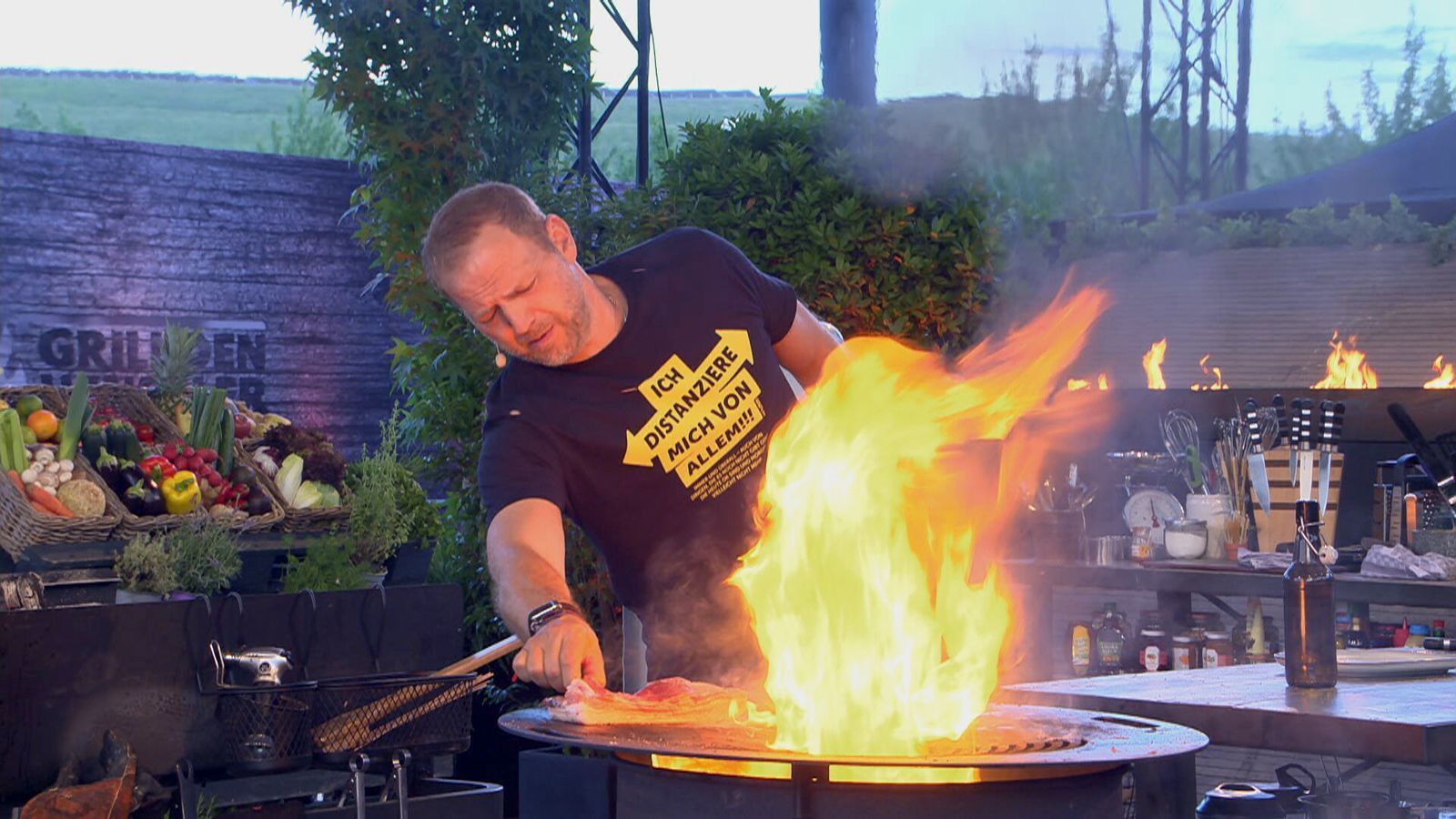 Am Einsatz liegt's nicht. „Ich bin heiß wie Frittenfett.“ Und entsprechend lässt Mario Barth auch die Flammen am Grill lodern. (Bild: RTL)
