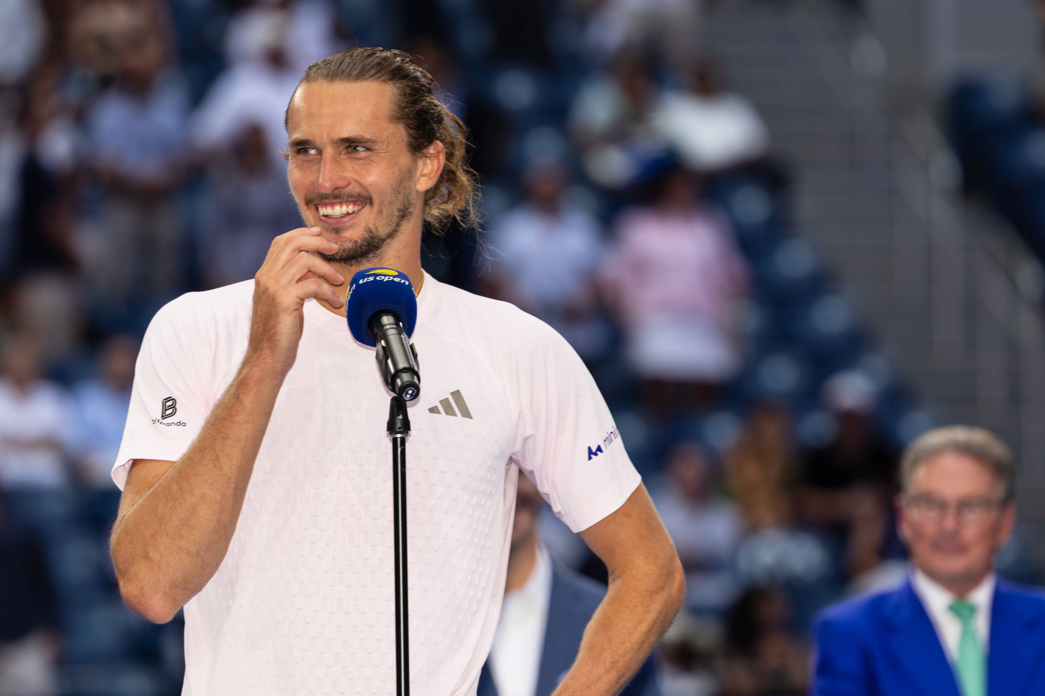 Bei seiner Siegerrede spricht Alexander Zverev ins Mikrofon.