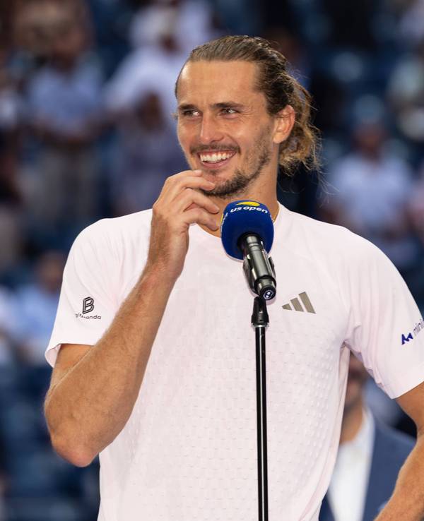 Bei seiner Siegerrede spricht Alexander Zverev ins Mikrofon.