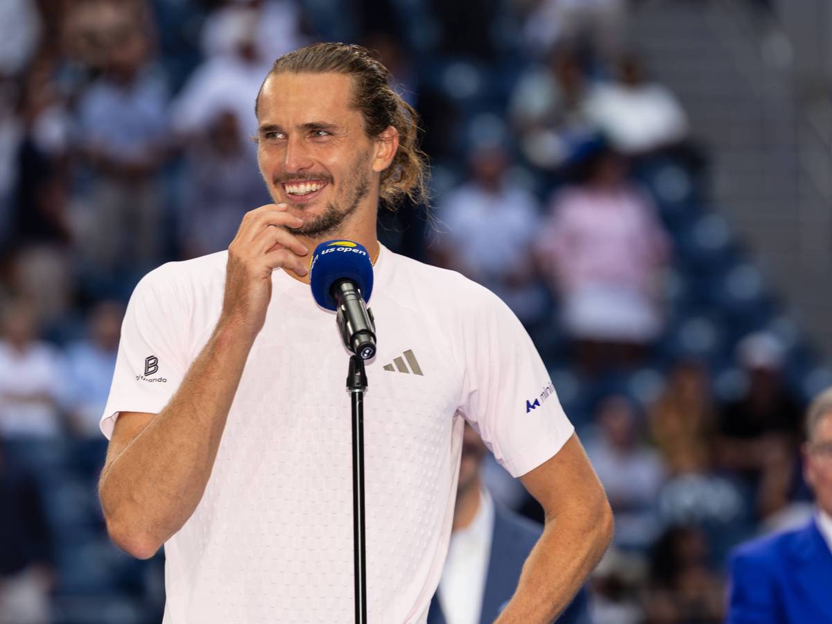 Bei seiner Siegerrede spricht Alexander Zverev ins Mikrofon.
