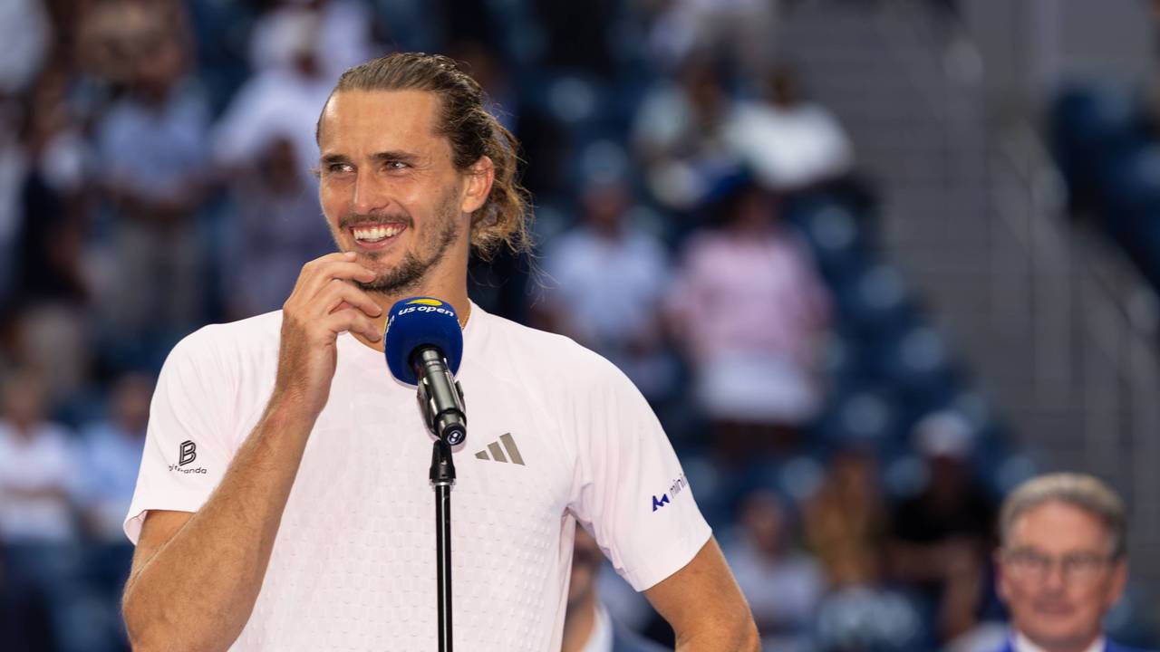 Bei seiner Siegerrede spricht Alexander Zverev ins Mikrofon.