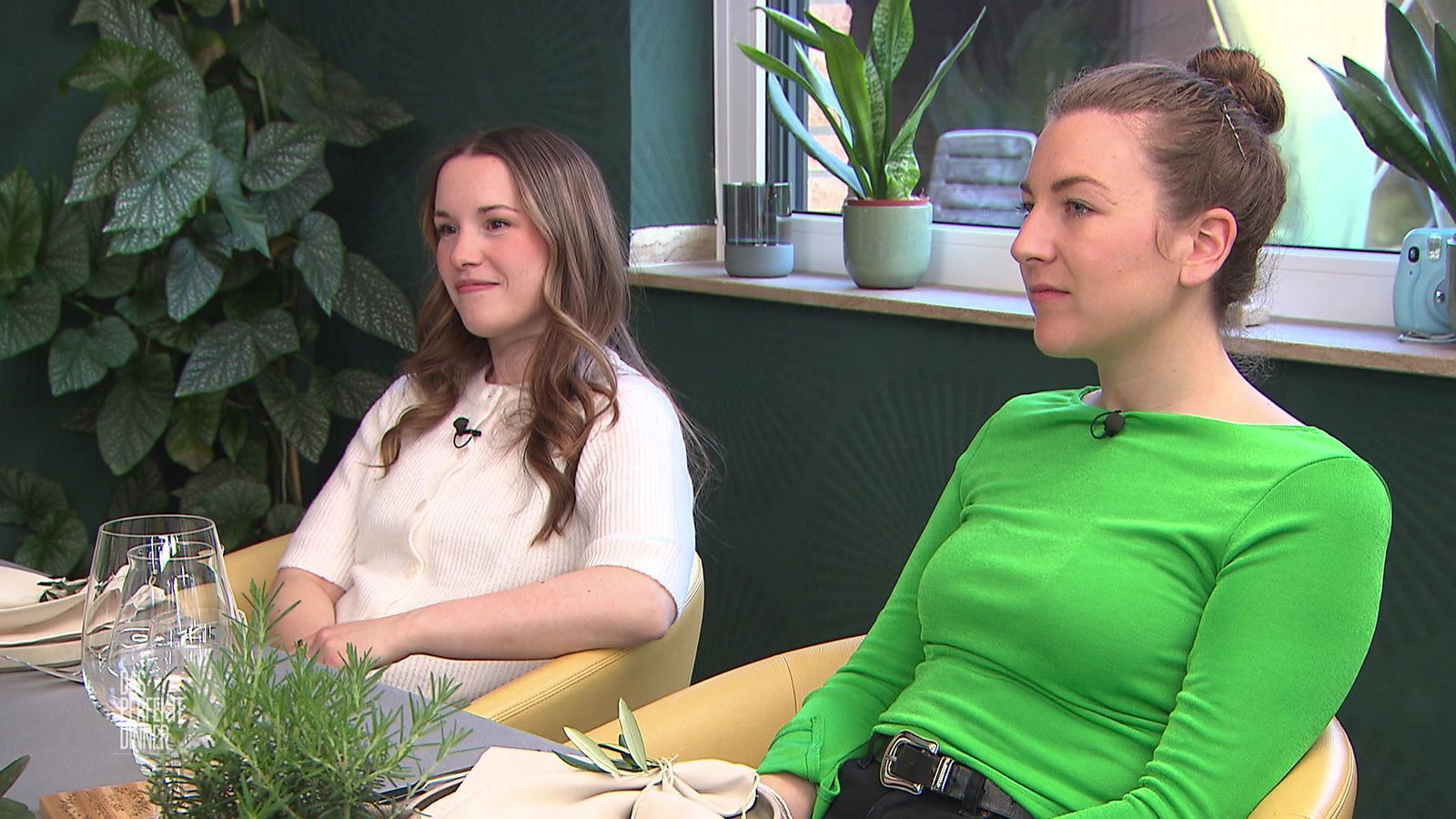Johanna (links) und Vicky freuen sich auf die „Dinner“-Woche im Münsterland. (Bild: RTL)
