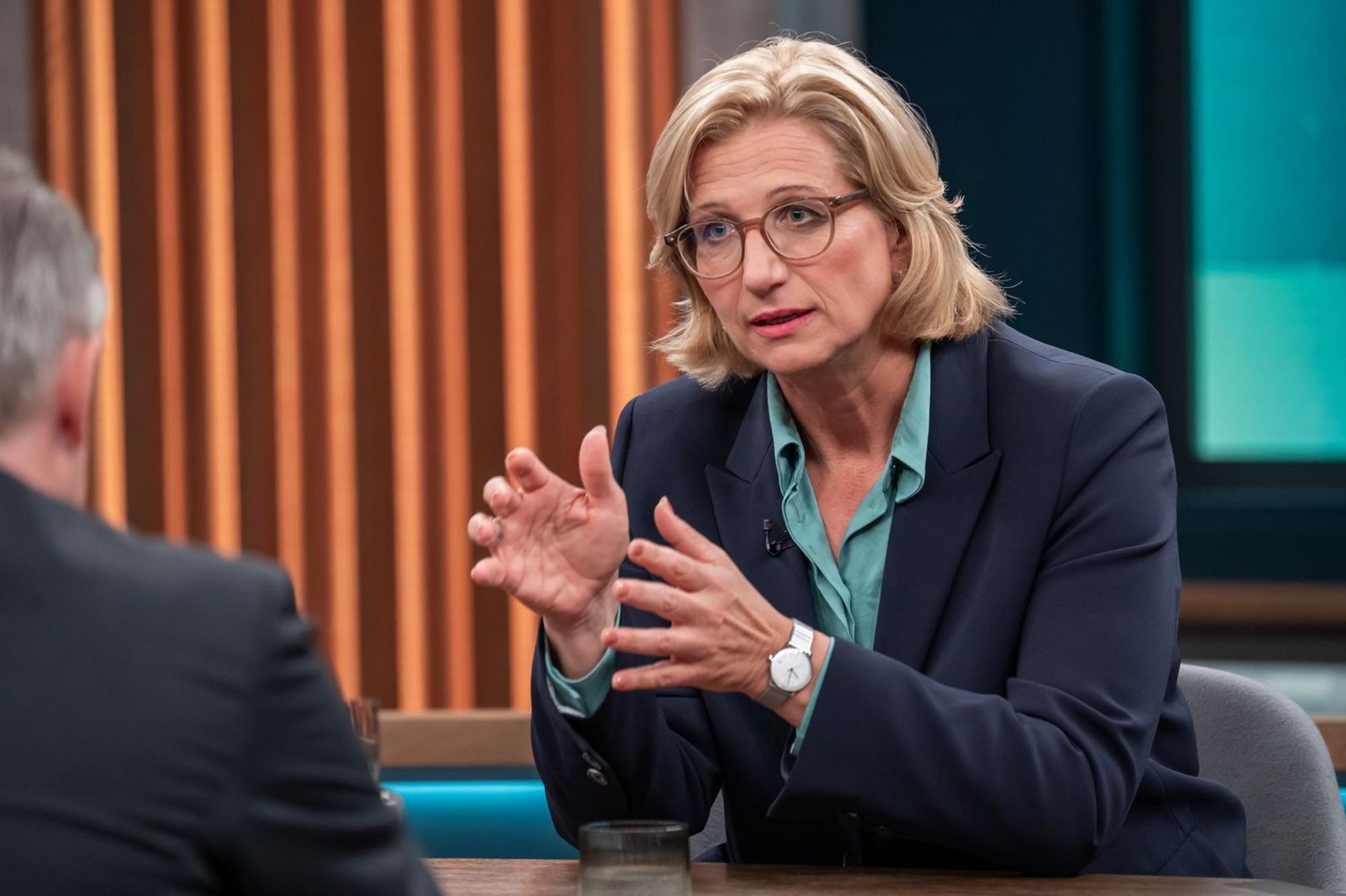 Anke Rehlinger forderte bei „Caren Miosga“, man müsse jetzt alle Reformen noch einmal auf den Prüfstand stellen. (Bild: ARD/ Thomas Ernst)