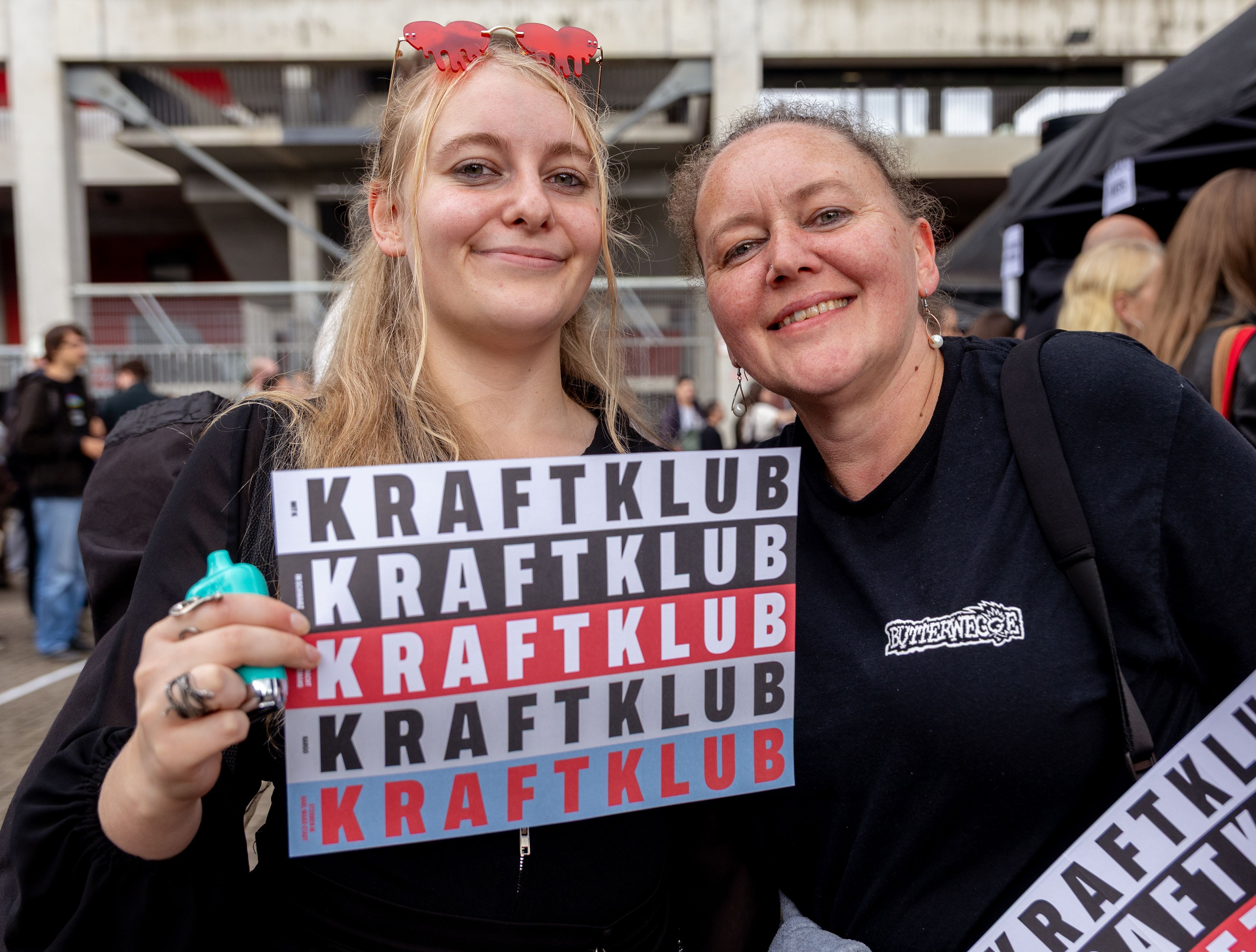 Fans zeigen ihre Tickets für das Kraftklub-Konzert in Köln.