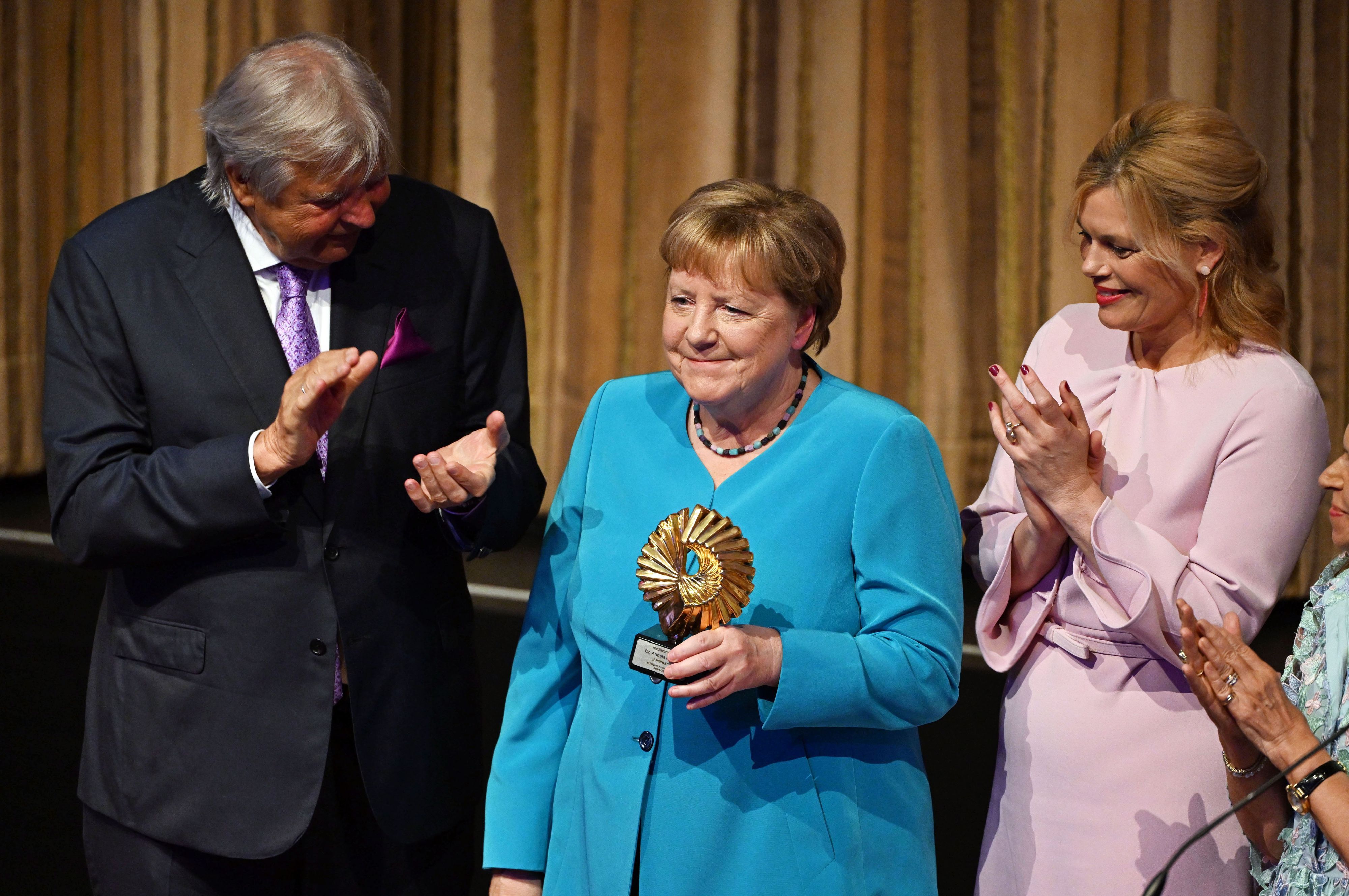 Julia Klöckner (rechts) neben Altkanzlerin Angela Merkel (CDU): Sie wurde im Juni mit dem Gold Award für ihr Buch „Freiheit“ ausgezeichnet. Links daneben: Media-Control-Chef Karlheinz Kögel.