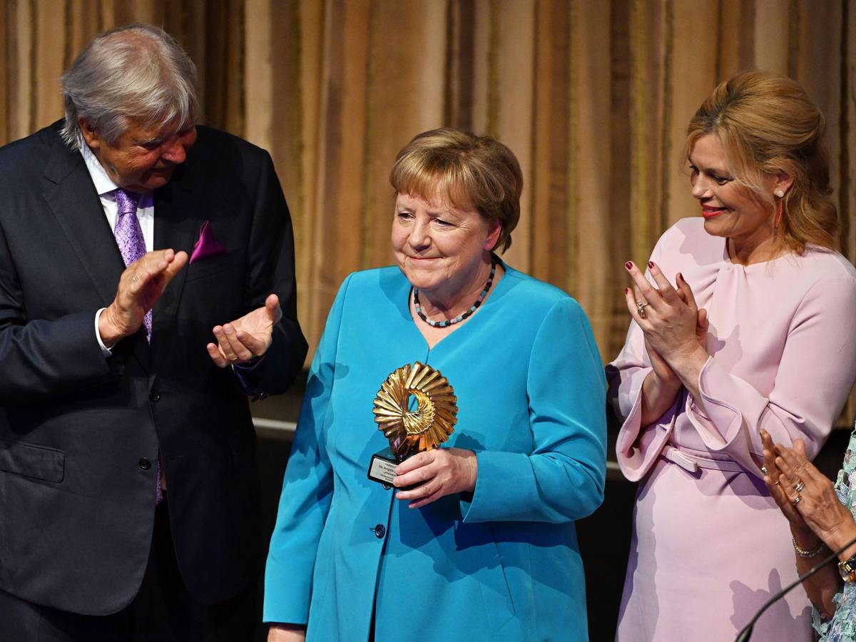Julia Klöckner (rechts) neben Altkanzlerin Angela Merkel (CDU): Sie wurde im Juni mit dem Gold Award für ihr Buch „Freiheit“ ausgezeichnet. Links daneben: Media-Control-Chef Karlheinz Kögel.