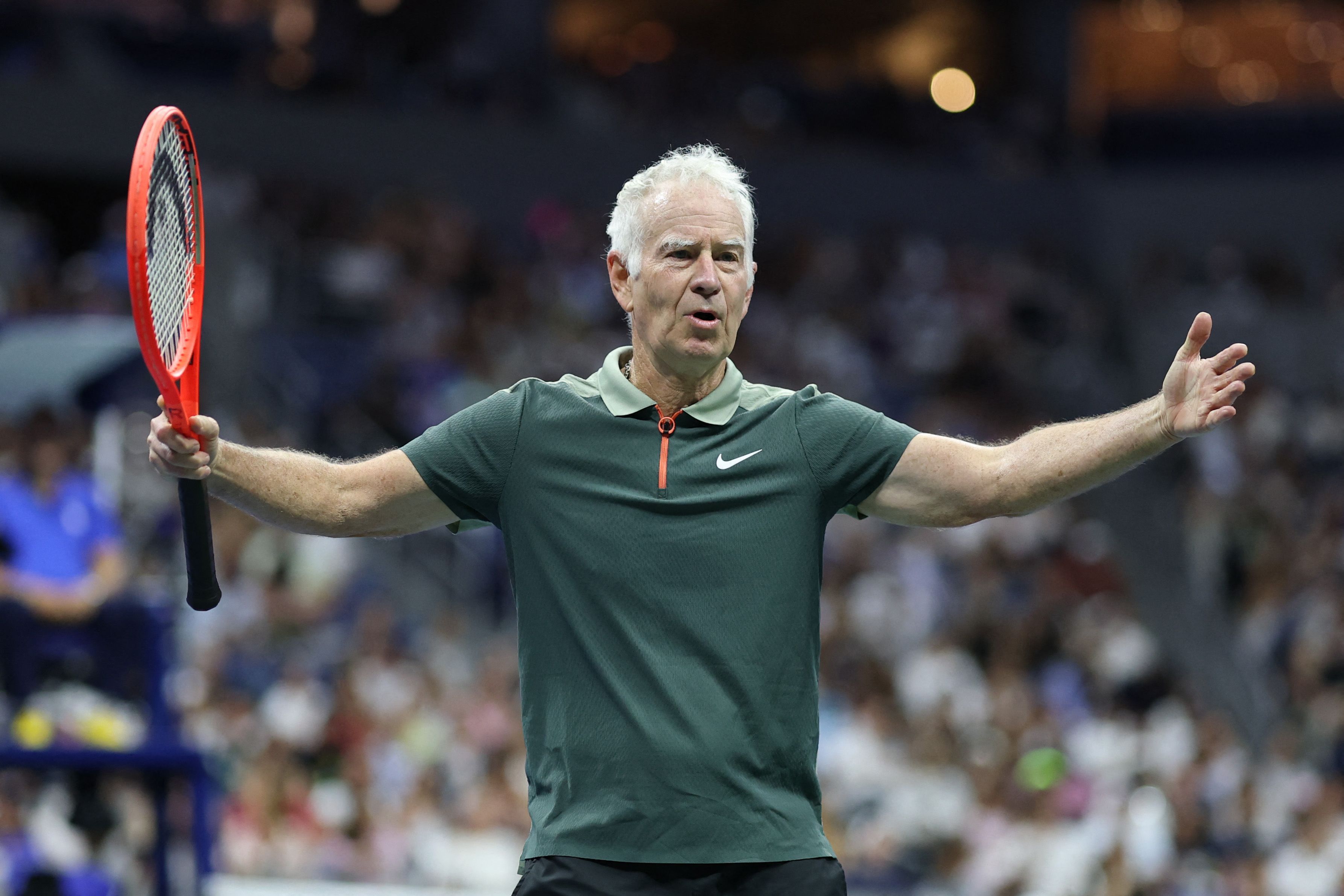 John McEnroe mit Tennisschläger